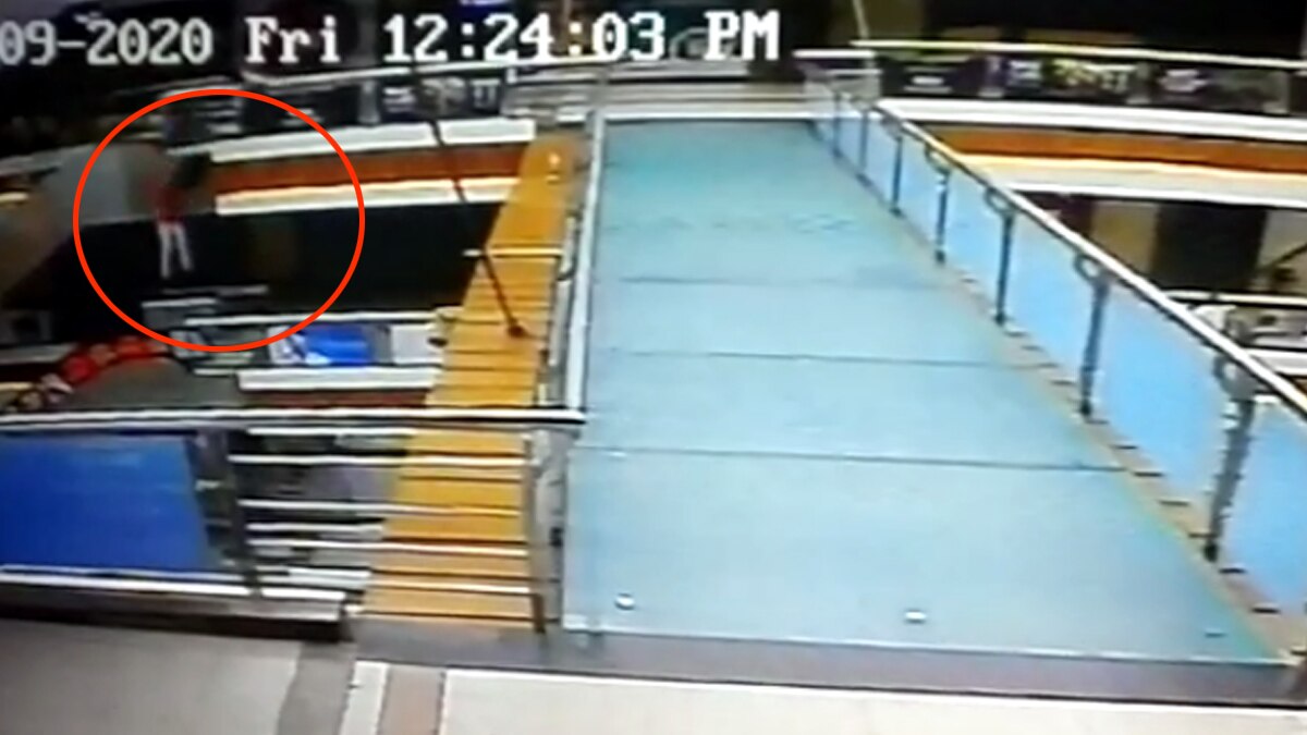 मॉल की तीसरी मंजिल से युवती ने लगाई छलांग.