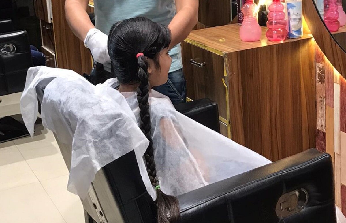 कैंसर पीड़ितों को 10 साल की बच्ची ने दान किए बाल