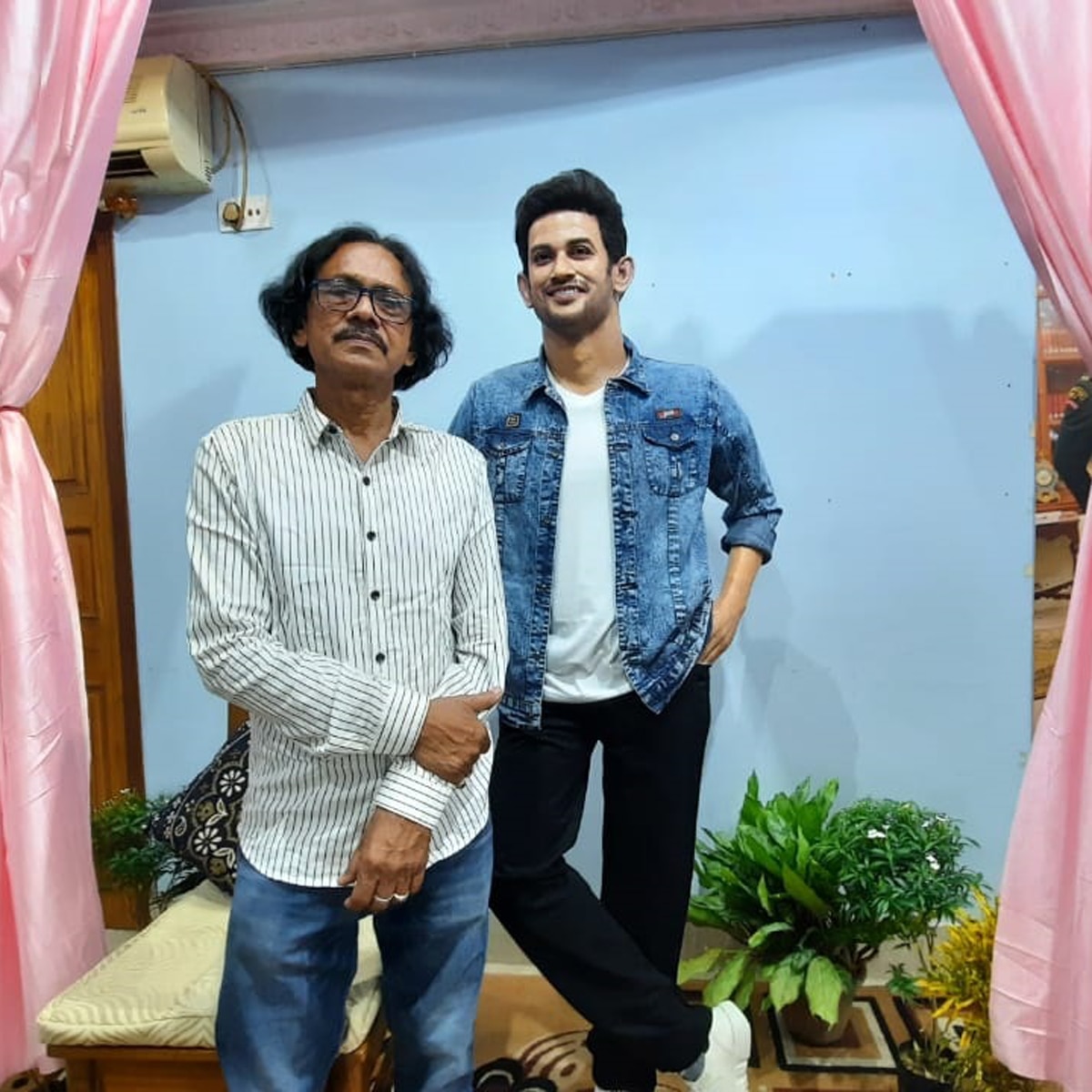 सुशांत सिंह राजपूत के वैक्स स्टैच्यू संग आर्टिस्ट सुकांतो रॉय 