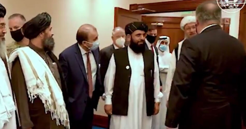 पाकिस्तान में वायरल हो रही वार्ता की तस्वीरें