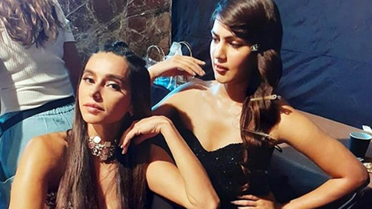 शिबानी दांडेकर-रिया चक्रवर्ती