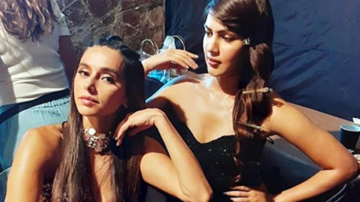 शिबानी दांडेकर-रिया चक्रवर्ती