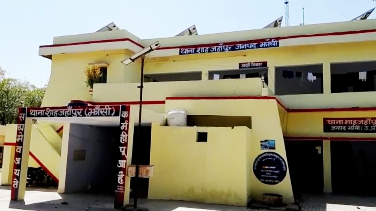 तमंचा लेकर डांस करता युवक (फोटो आजतक)