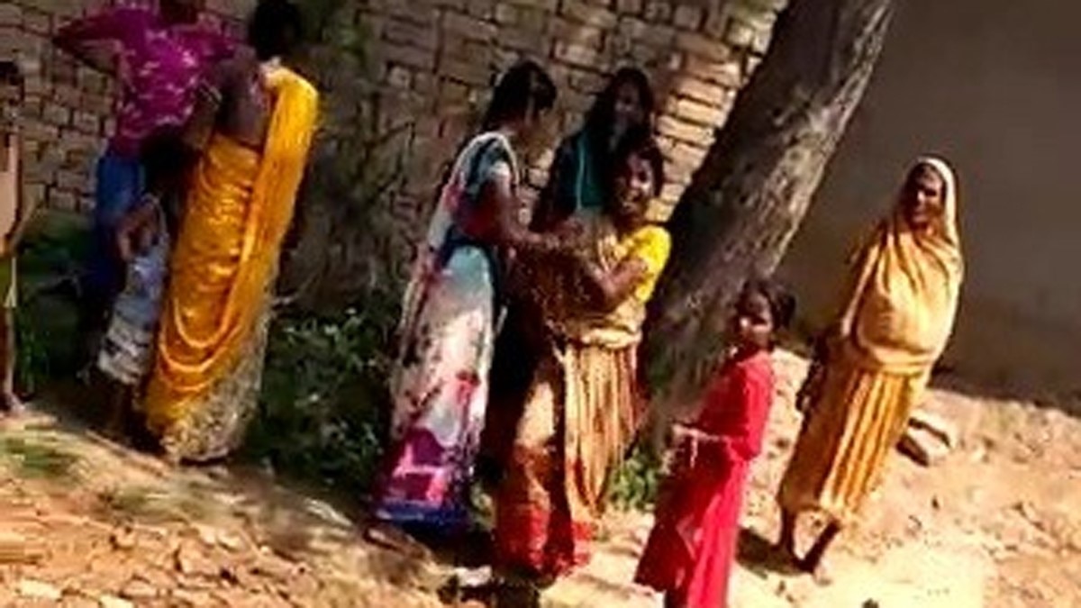 पुलिस सुरक्षा में बिना टेस्टिंग के ही वासप लौटी जांच टीम (फोटो आजतक)