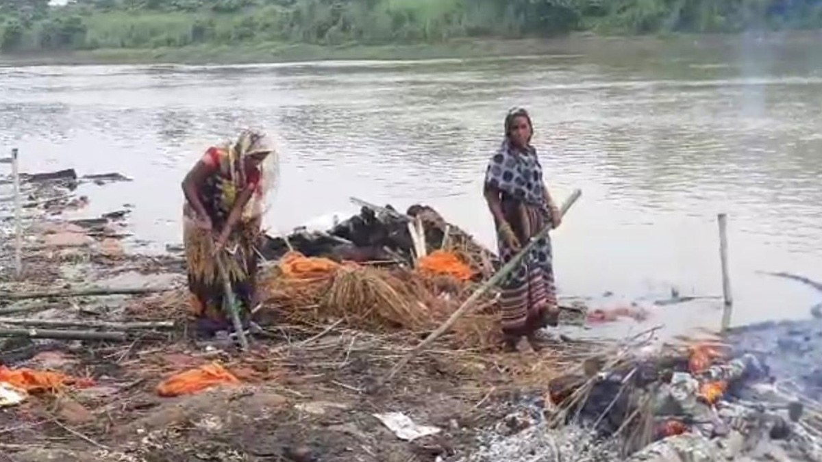 श्मशान घाट दो महिलाएं शवों को जलाने का काम कर रही हैं (फोटो आजतक)