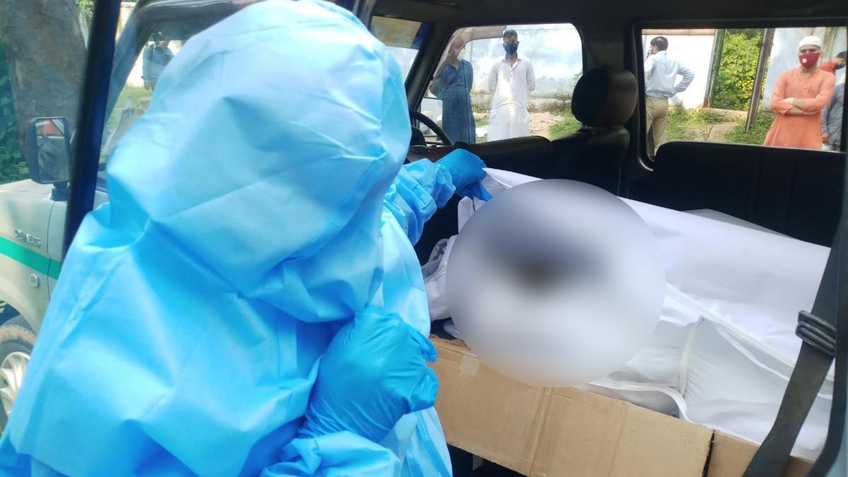 कोविड पॉजिटिव का शव बदल गया (फोटो आजतक)