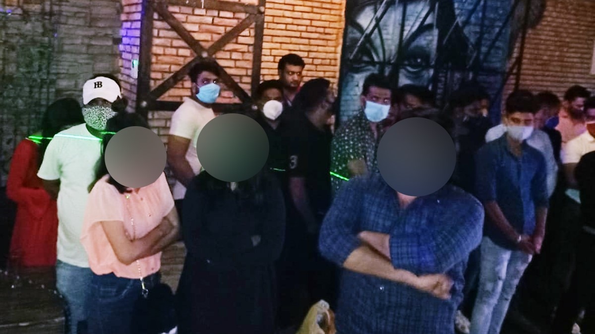 हुक्का बार में पुलिस का छापा (फोटो आजतक)