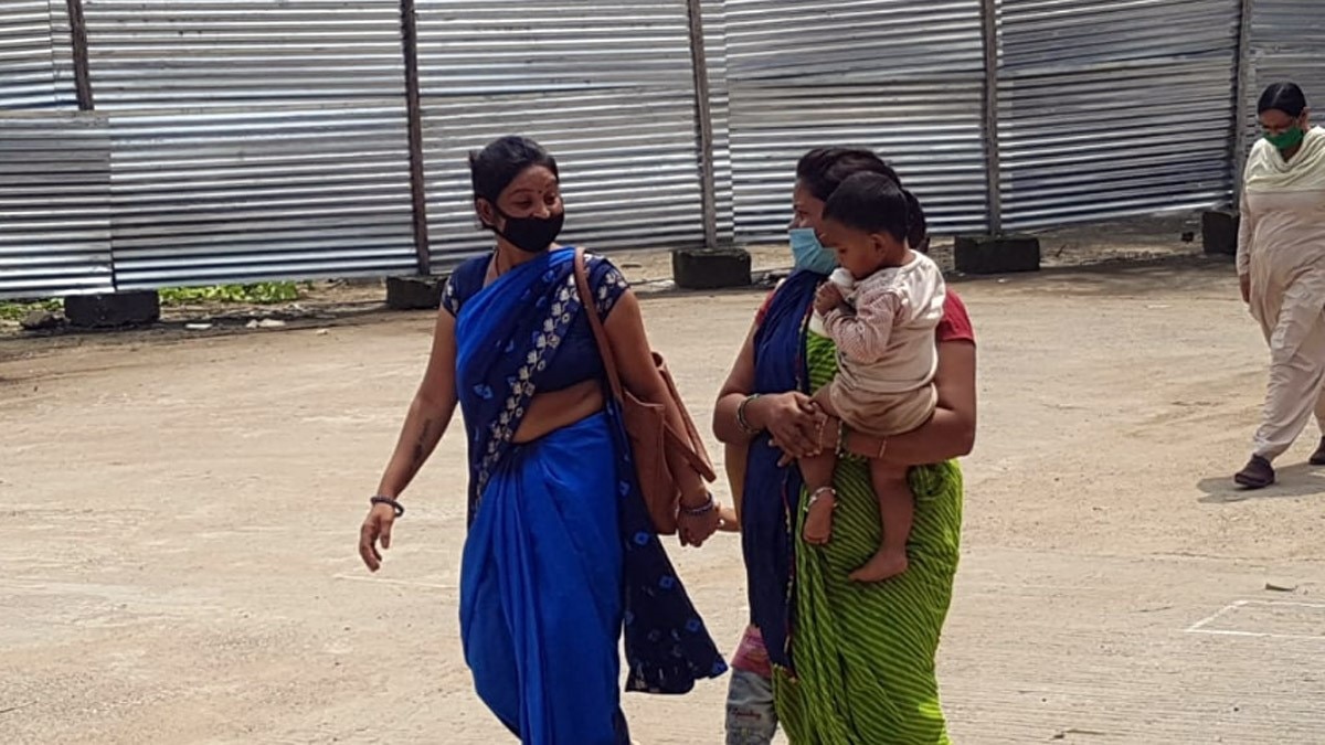 (नकली जेवर बेचतीं पकड़ी गई दो महिलाएं (फोटो आजतक)