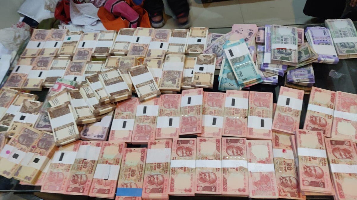 सीएमओ के घर छापेमारी में मिली 3 करोड़ की संपत्ति (फोटो आजतक)
