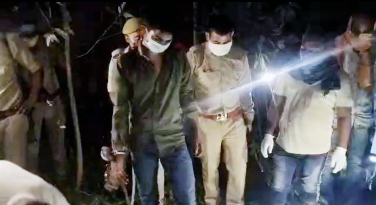 चंदौली हत्या केस में गिरफ्तार अभियुक्त (फोटो आजतक)