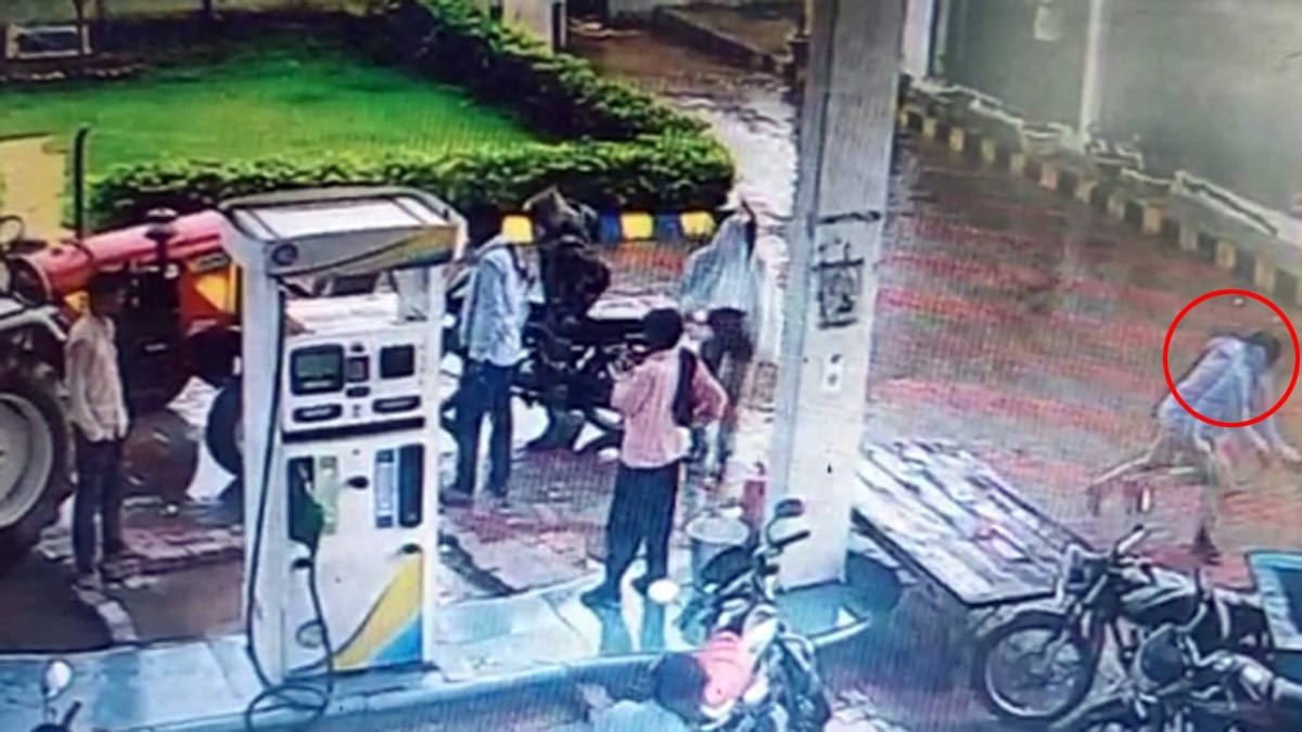 पुलिस की गिरफ्त से हथकड़ी के साथ भागा आरोपी (फोटो आजतक)