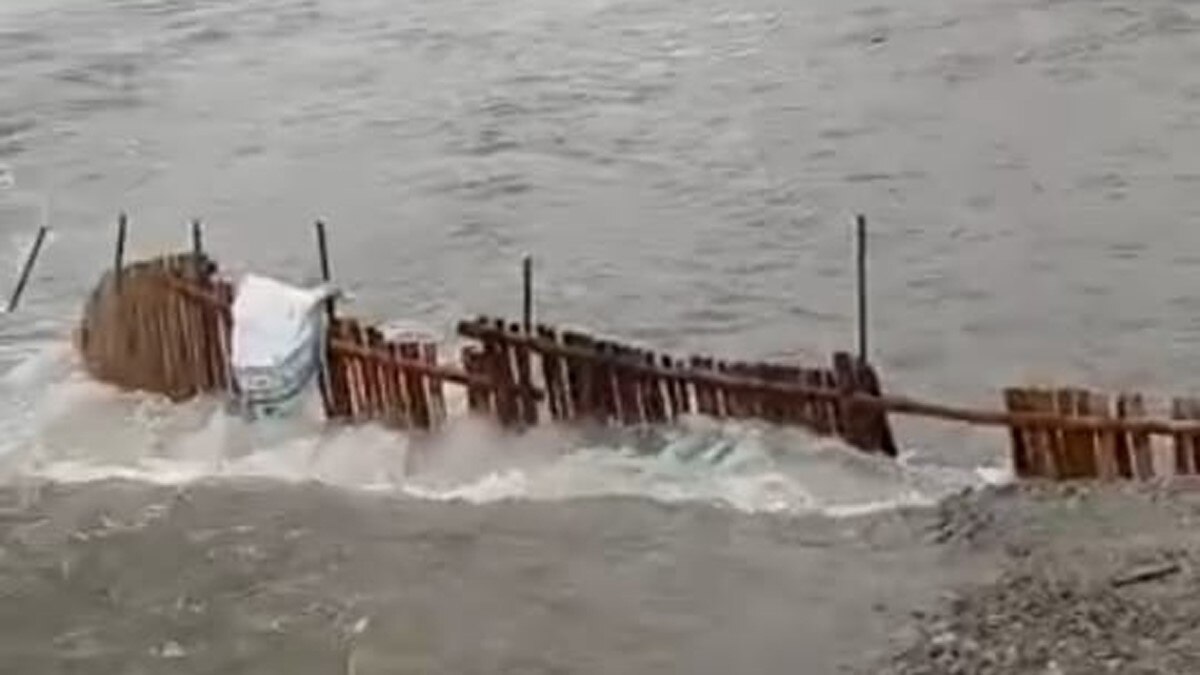 कटिहार में डायवर्सन टूटा आवागमन हुआ बाधित (फोटो आजतक)