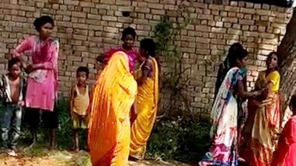 पुलिस सुरक्षा में बिना टेस्टिंग के ही वासप लौटी जांच टीम (फोटो आजतक)