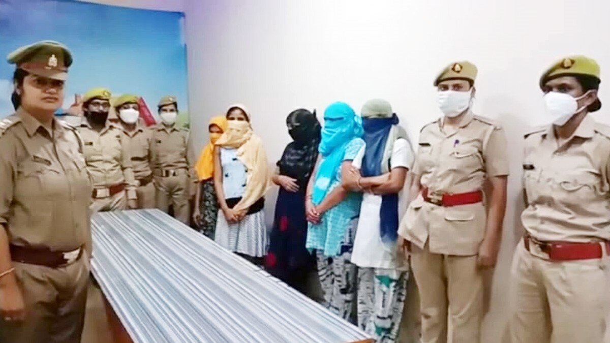 सेक्स रैकेट का भंडाफोड़ (फोटो आजतक)