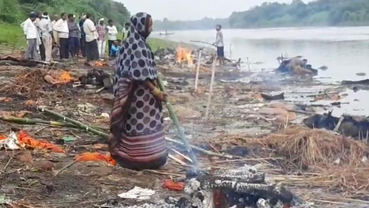 श्मशान घाट दो महिलाएं शवों को जलाने का काम कर रही हैं (फोटो आजतक)