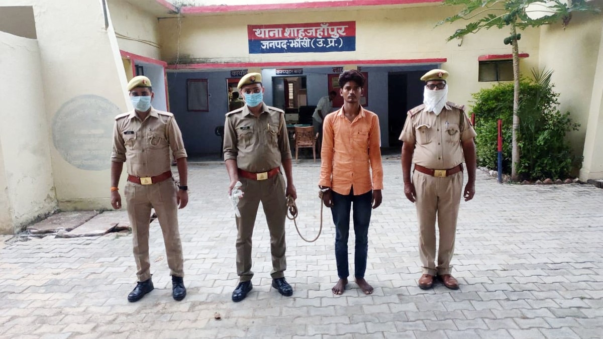 तमंचा लेकर डांस करता युवक (फोटो आजतक)