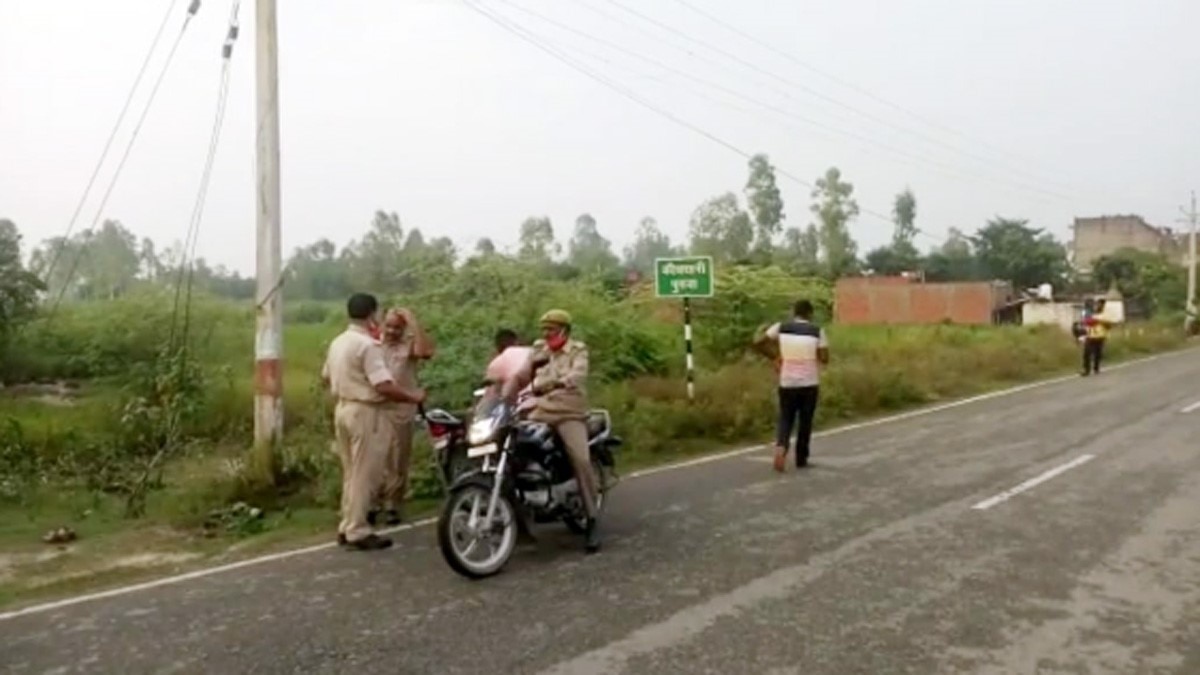 पुलिस की गिरफ्त से हथकड़ी के साथ भागा आरोपी (फोटो आजतक)