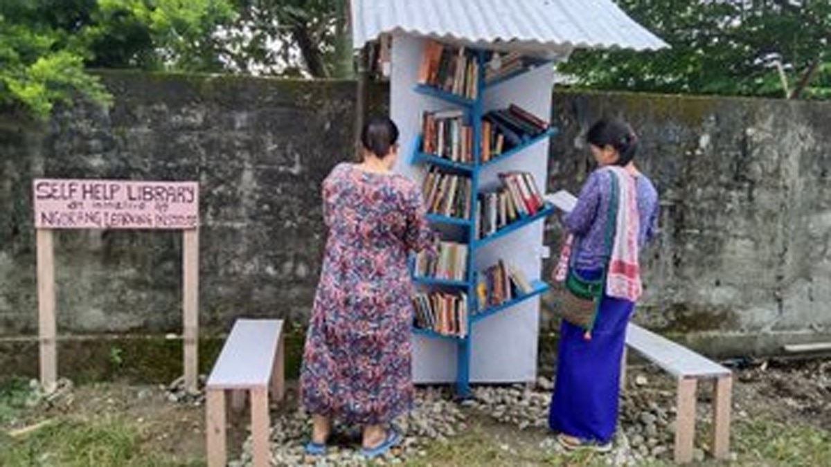 अरुणाचल प्रदेश की स्कूल टीचर मीना गुरुंग ने शुरू की स्ट्रीट लाइब्रेरी (फोटो आजतक)