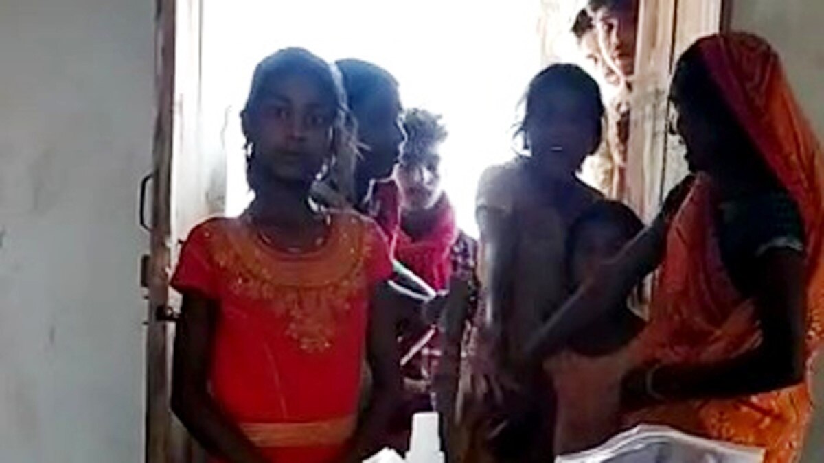 पुलिस सुरक्षा में बिना टेस्टिंग के ही वासप लौटी जांच टीम (फोटो आजतक)