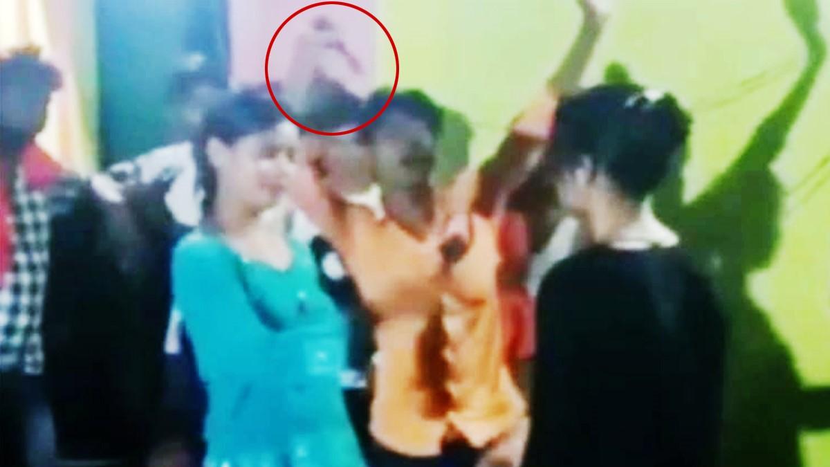 तमंचा लेकर डांस करता युवक (फोटो आजतक)
