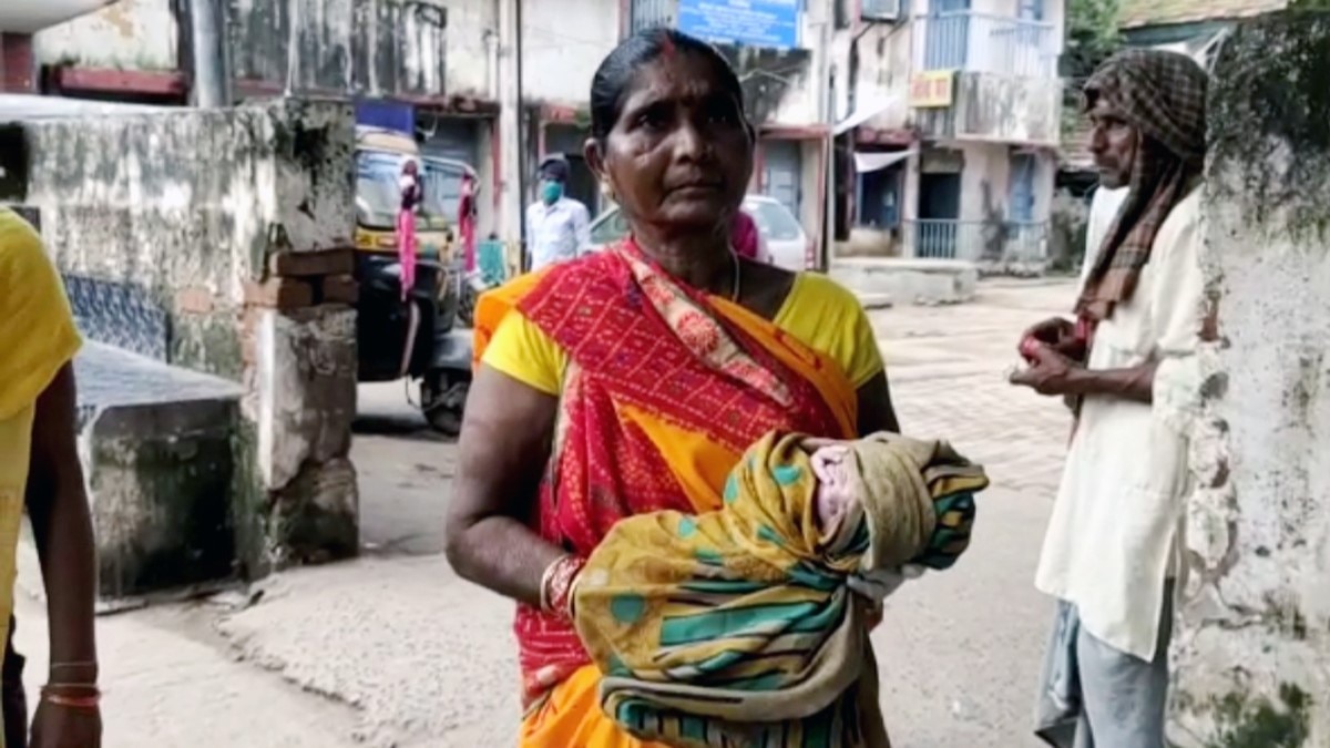 महिला ने इमरजेंसी वार्ड के बाहर बच्चे को दिया जन्म (फोटो आजतक)