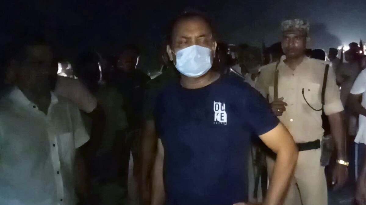 अनाज से भरा ट्रक पलटा (फोटो आजतक)