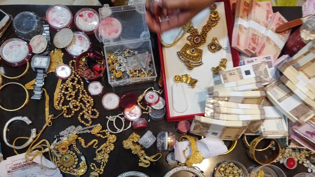 सीएमओ के घर छापेमारी में मिली 3 करोड़ की संपत्ति (फोटो आजतक)