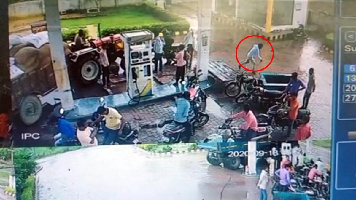 पुलिस की गिरफ्त से हथकड़ी के साथ भागा आरोपी (फोटो आजतक)