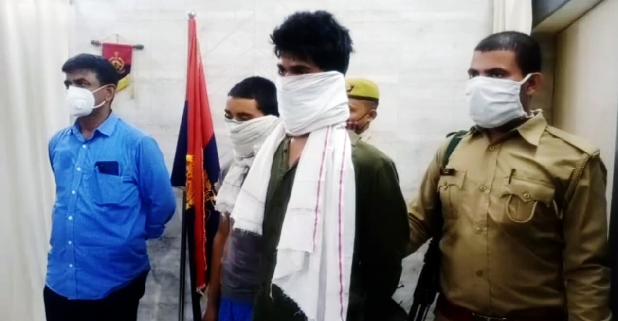 चंदौली हत्या केस में गिरफ्तार अभियुक्त (फोटो आजतक)