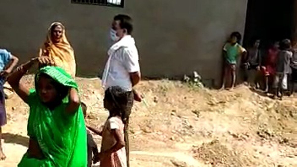 पुलिस सुरक्षा में बिना टेस्टिंग के ही वासप लौटी जांच टीम (फोटो आजतक)