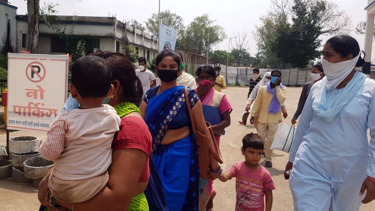 (नकली जेवर बेचतीं पकड़ी गई दो महिलाएं (फोटो आजतक)