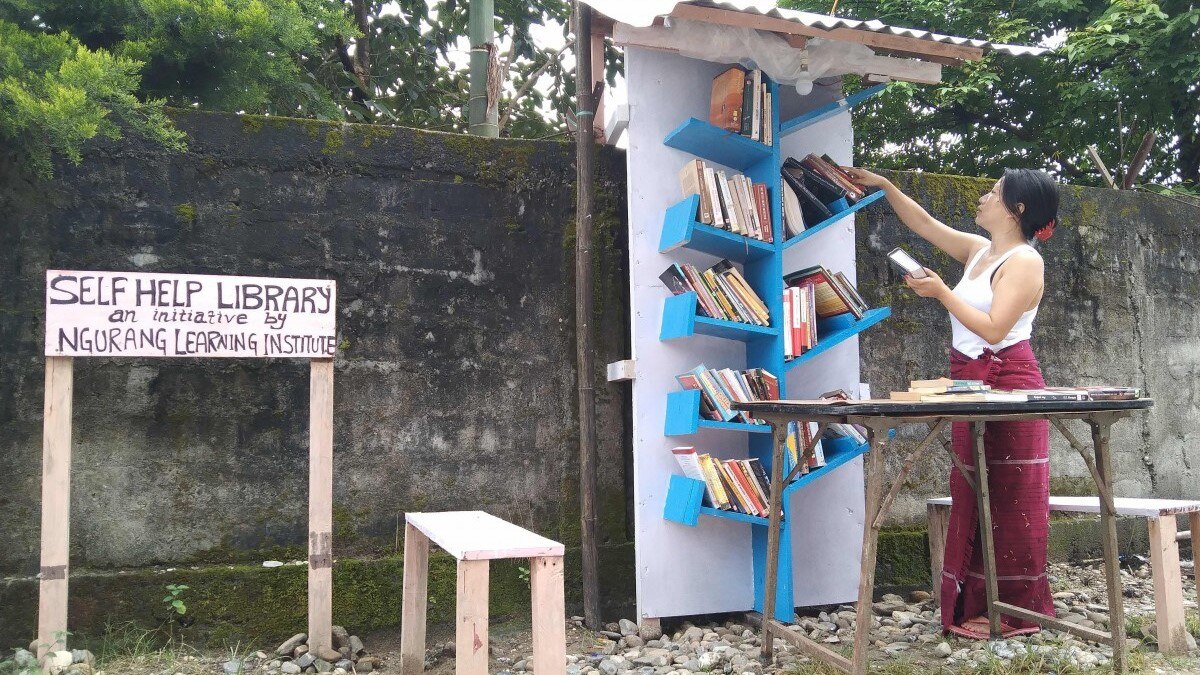 अरुणाचल प्रदेश की स्कूल टीचर मीना गुरुंग ने शुरू की स्ट्रीट लाइब्रेरी (फोटो आजतक)