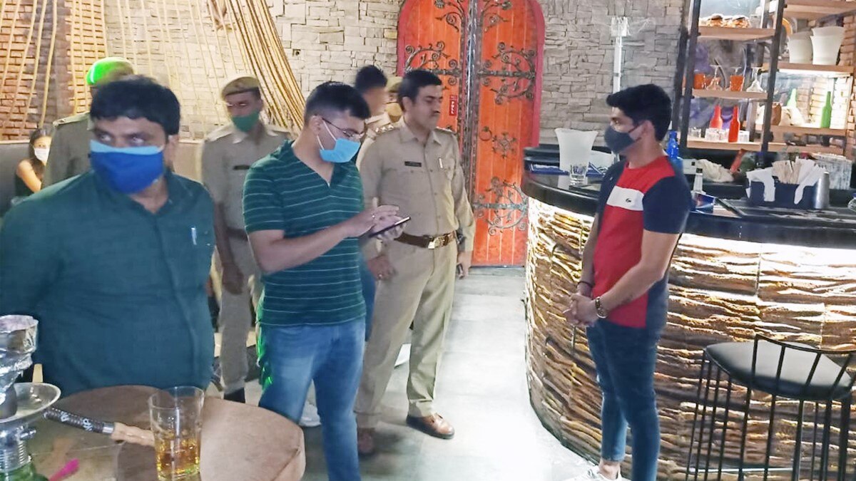 हुक्का बार में पुलिस का छापा (फोटो आजतक)