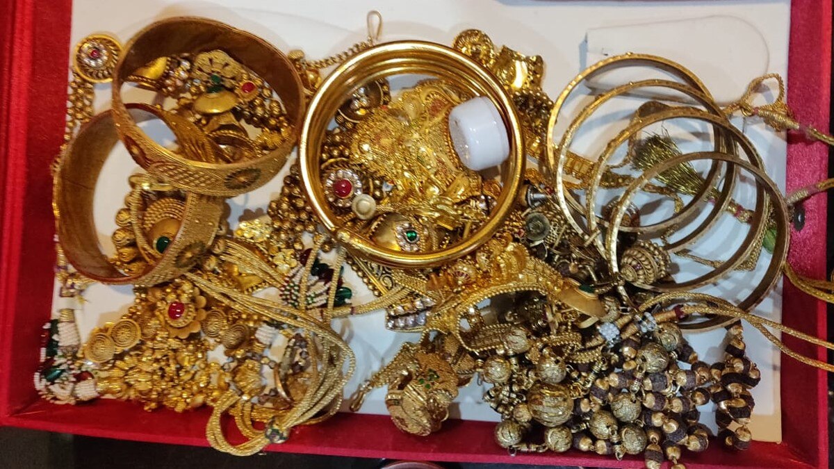 सीएमओ के घर छापेमारी में मिली 3 करोड़ की संपत्ति (फोटो आजतक)