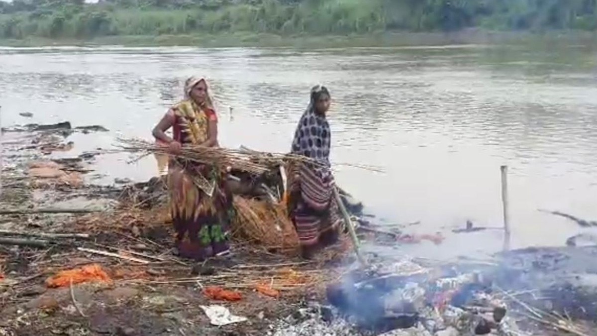 श्मशान घाट दो महिलाएं शवों को जलाने का काम कर रही हैं (फोटो आजतक)