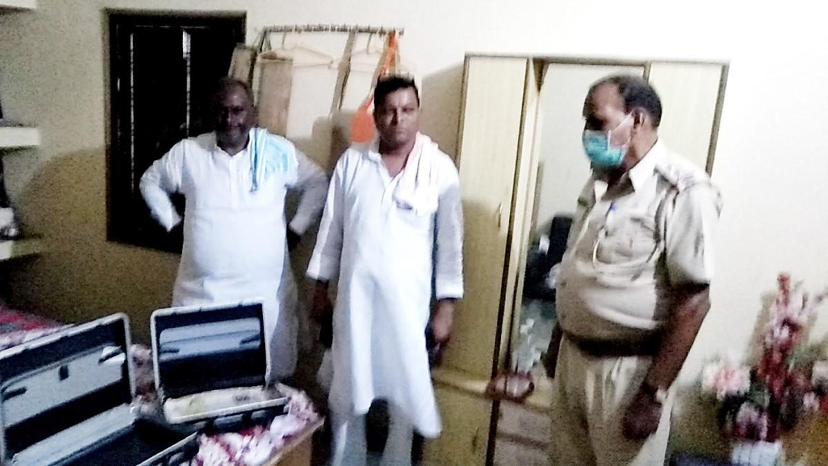 पटना में पूर्व मंत्री के फ्लैट से लाखों रुपए की चोरी (फोटो आजतक)