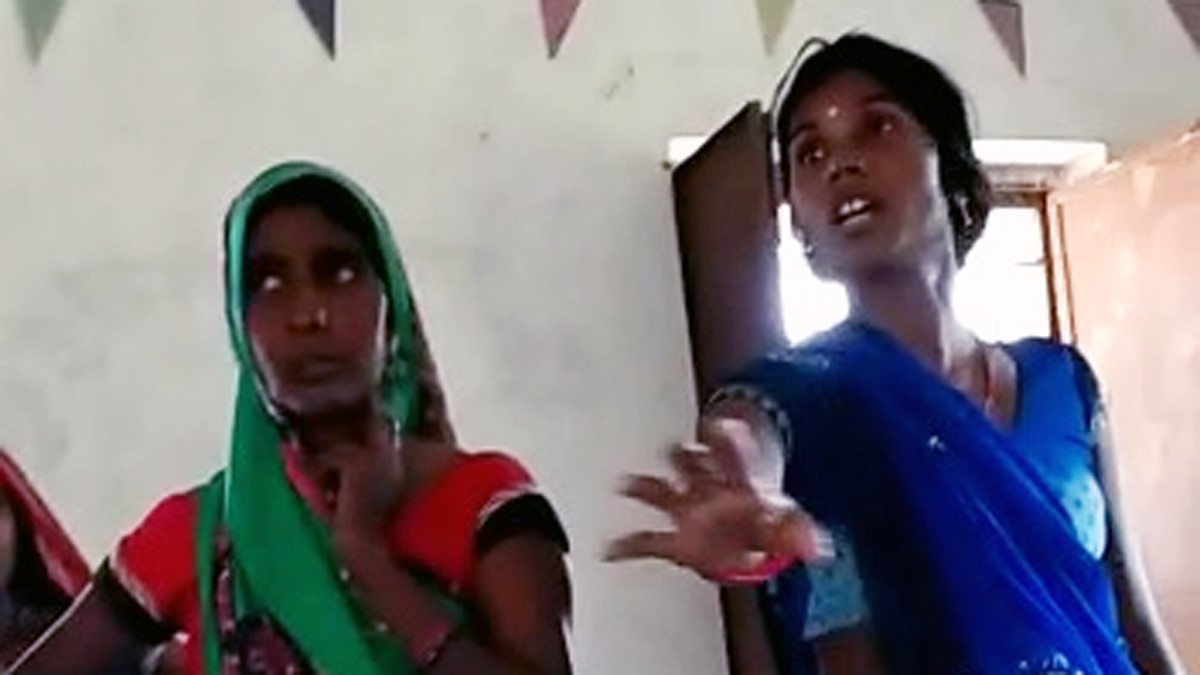 पुलिस सुरक्षा में बिना टेस्टिंग के ही वासप लौटी जांच टीम (फोटो आजतक)