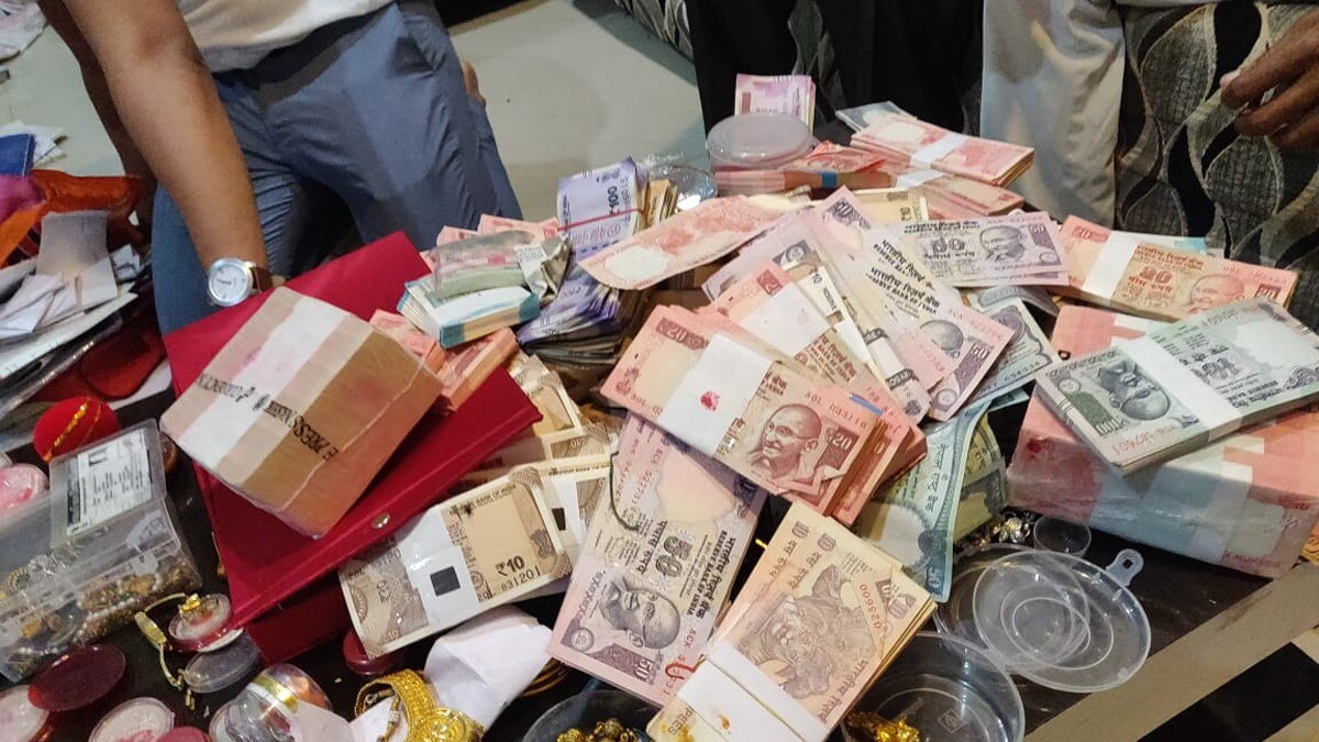 सीएमओ के घर छापेमारी में मिली 3 करोड़ की संपत्ति (फोटो आजतक)