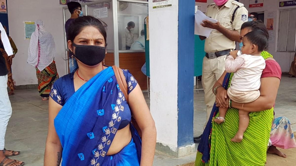 (नकली जेवर बेचतीं पकड़ी गई दो महिलाएं (फोटो आजतक)