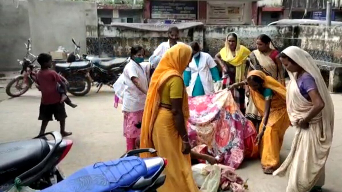 महिला ने इमरजेंसी वार्ड के बाहर बच्चे को दिया जन्म (फोटो आजतक)