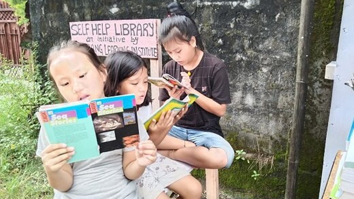 अरुणाचल प्रदेश की स्कूल टीचर मीना गुरुंग ने शुरू की स्ट्रीट लाइब्रेरी (फोटो आजतक)