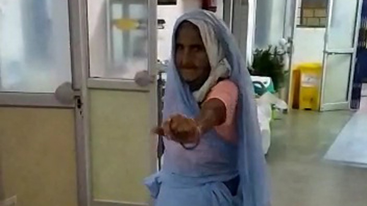 84 साल की कोरोना पॉजिटिव बुजुर्ग महिला ने किया डांस (फोटो आजतक)