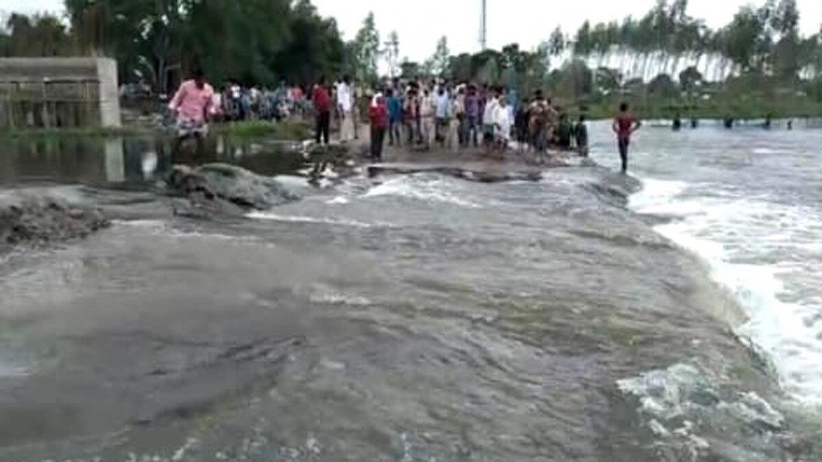 कटिहार में डायवर्सन टूटा आवागमन हुआ बाधित (फोटो आजतक)