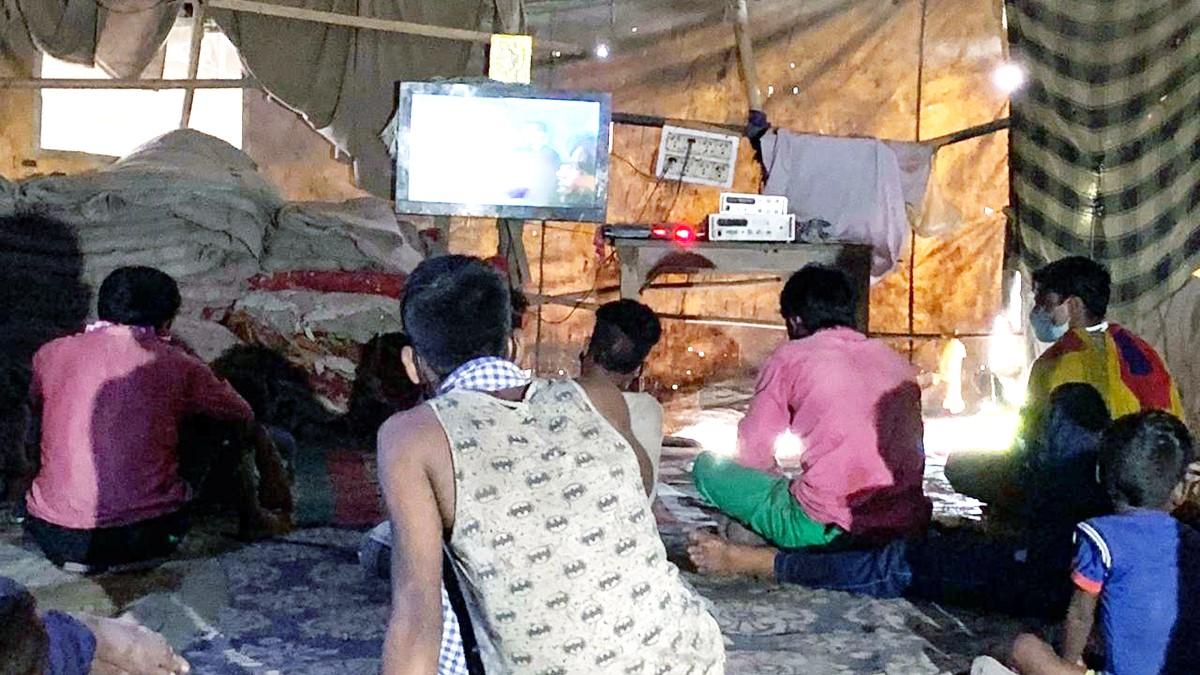 गरीब और बेसहारा लोगों के लिए सिनेमाघर (फोटो आजतक)