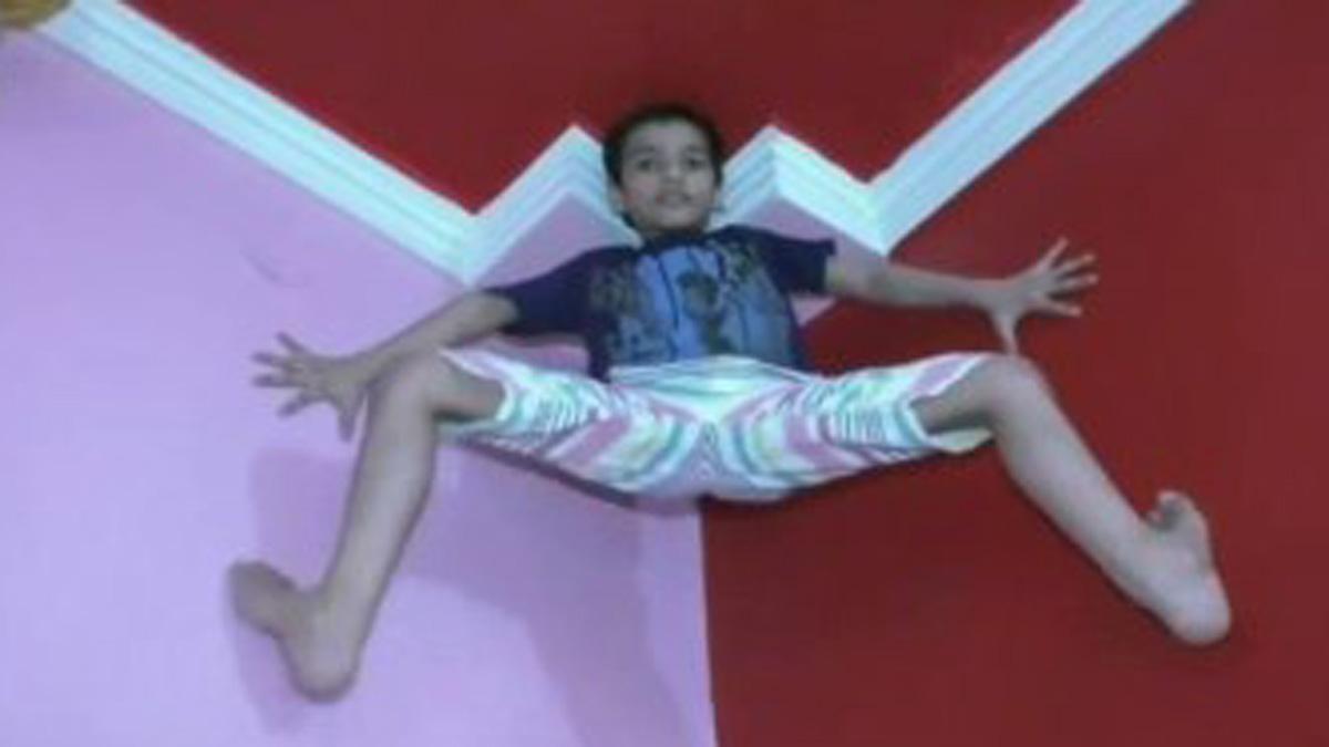 स्पाइडर मैन  की तरह दीवार पर चढ़ता बच्चा (फोटो आजतक)