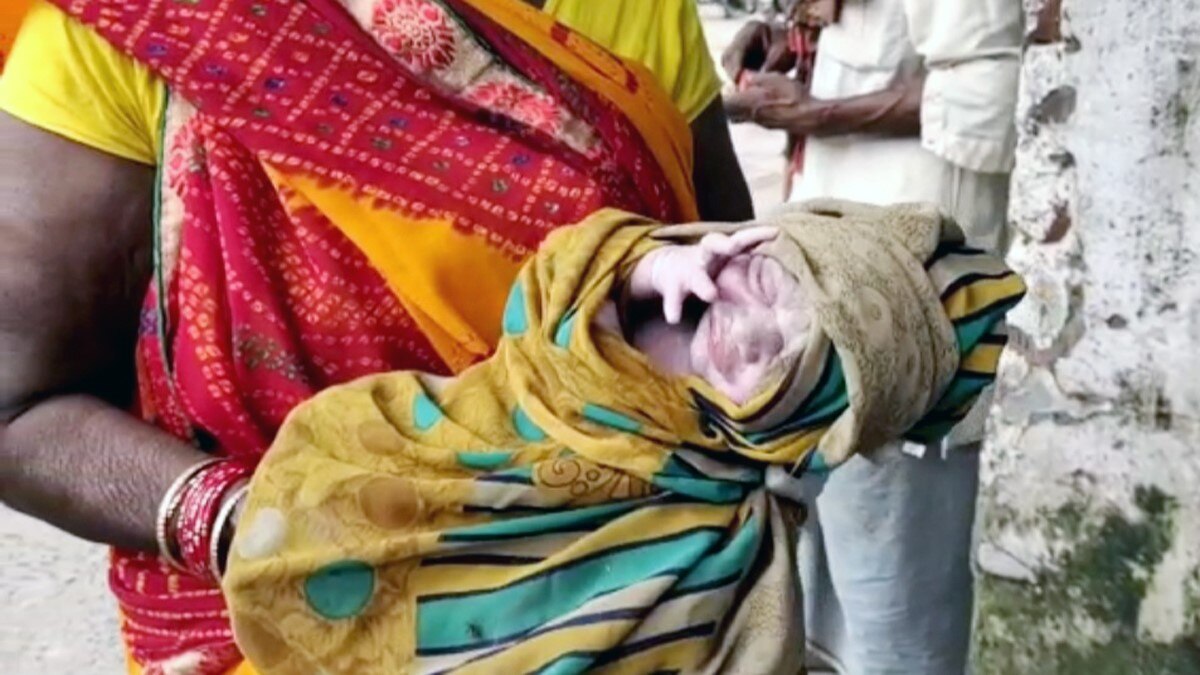 महिला ने इमरजेंसी वार्ड के बाहर बच्चे को दिया जन्म (फोटो आजतक)