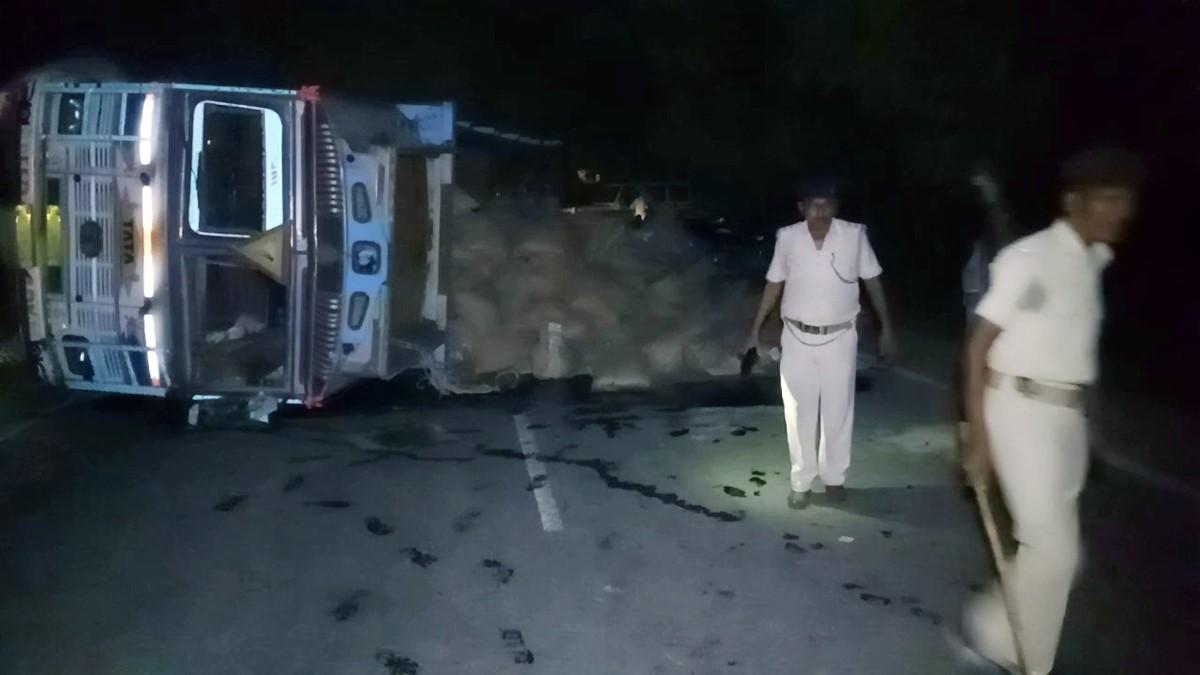 अनाज से भरा ट्रक पलटा (फोटो आजतक)