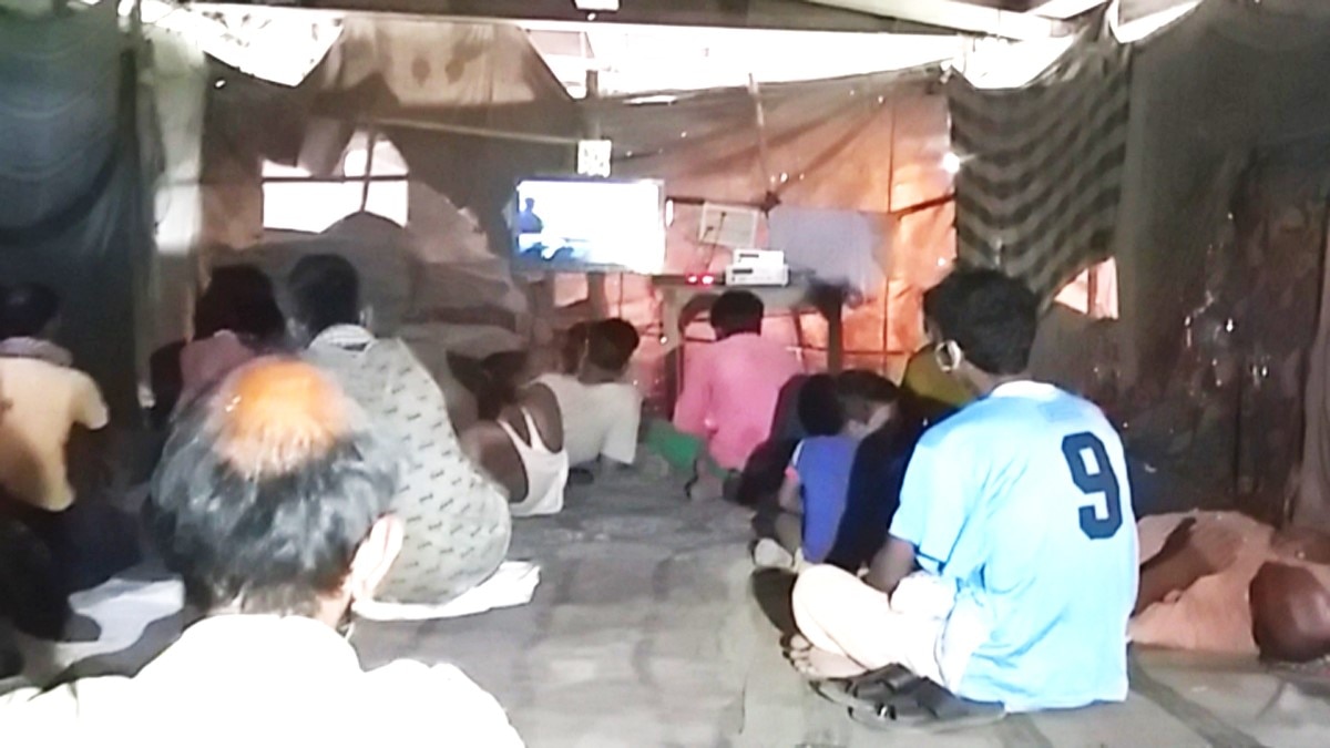 गरीब और बेसहारा लोगों के लिए सिनेमाघर (फोटो आजतक)