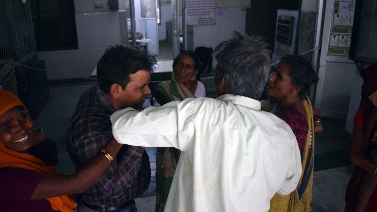 झोलाछाप डॉक्टर की पिटाई (फोटो आजतक)