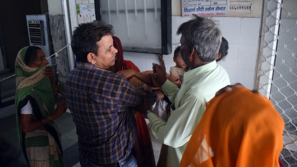 झोलाछाप डॉक्टर की पिटाई (फोटो आजतक)